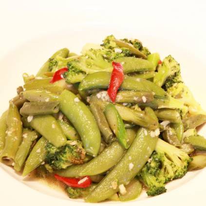 緑野菜の ペペロンチーノ風サラダ