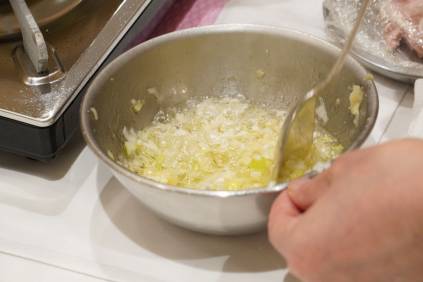 油の弾ける音が落ち着いたら葱と油を混ぜ合せソースを作っていきます