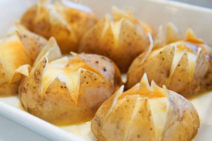北海道産のじゃが芋を使用し醤油バターで味付け　素材の美味しさを存分に楽しめる