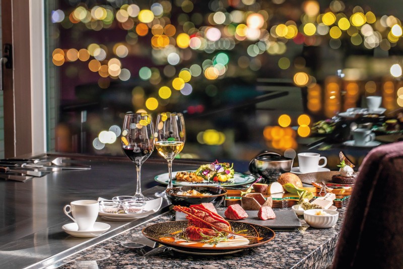 ※夜景と鉄板焼きカウンターイメージ