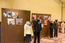 会場入口の扉の向こうではそれぞれの制服がお出迎え