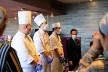 ホテルブエナビスタが誇る若手実力派料理長３名「手前：（中）大澤シェフ、中央：（洋）古幡シェフ、奥：（和）小林料理長）」が勢揃いしてご挨拶