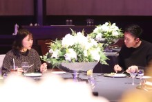 結婚式イメージを話し合いながら試食を召し上がるおふたり
