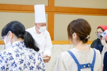 笑顔で料理説明をする原田総料理長