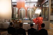 設置されたばかりのタンクも眩しい新醸造所を前に、松本北深志の総鎮守岡宮神社宮司により振るわれる大幣。