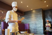 古幡シェフの自己紹介に続けてシャリアピンソースの誕生秘話から料理教室が始まります