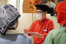  “葱生姜ソース”の説明をする上野料理長