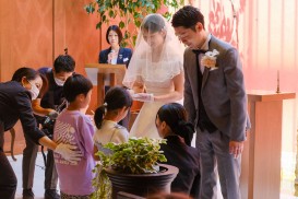 新郎新婦のグローブを一時預かります