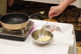 まずはスプーン1匙の油を入れ