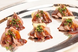 ①信州アルプス牛ロースト香味だれ掛け揚げ出し豆腐 青葱（和）