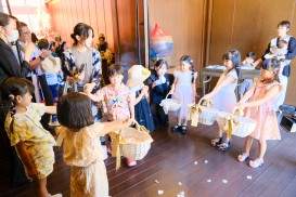 ガーデンでフラワーシャワー用の花びらを参加者へ取ってもらいます