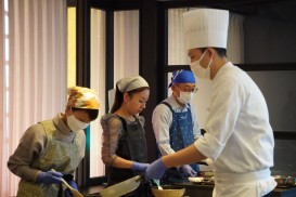 シェフの炒めた玉ねぎの仕上がりを目安に皆さんも炒め