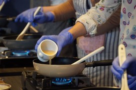 チキンブイヨンの旨味も玉ねぎに閉じ込めます