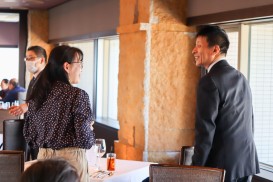 会場内をまわりお客様と話す山田雅人さん