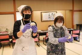 形をしっかり確認中「うーん・・・なかなか難しい」