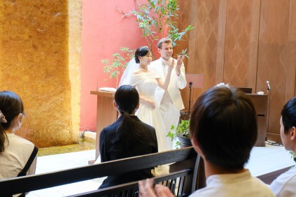 ホテルスタッフが新郎新婦