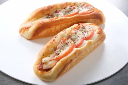 【ホテルショップ＆ペストリー「パセオ」】トマトとモッツァレラのスティックピザパン