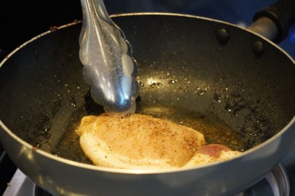 お肉を焼き