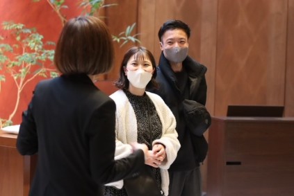 挙式会場の案内や演出について説明を受けるおふたり