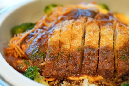 ポークカツに乗った濃厚なドミグラスソースが食欲をそそる“エスカロップ”