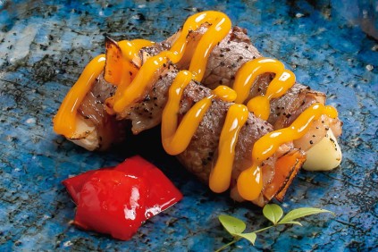 【焼き物】和牛カルビと3種チーズ（カマンベール・モッツアレラ・チェダー）の炙り焼き浅間小町黄身のせ