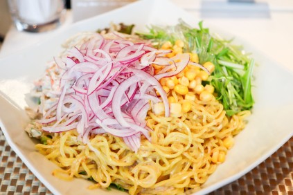 さっぱりと冷製の麵を味わえる素朴な美味しさがたまらない“ラーメンサラダ”