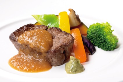 ＋1,500 円　②国産牛フィレ肉のステーキ　山葵添え