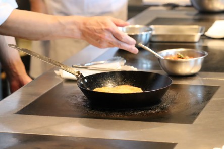 最後に強火で表面を焼くのが皮をパリッとさせるコツ