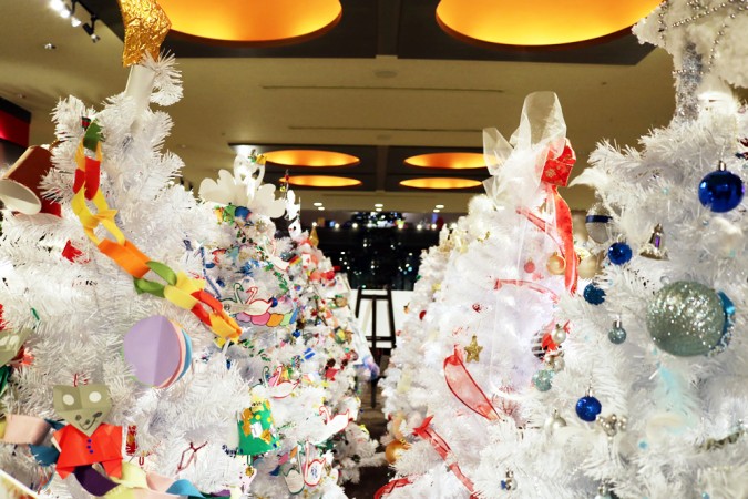 ホワイトクリスマスツリーデコレーションのイメージ