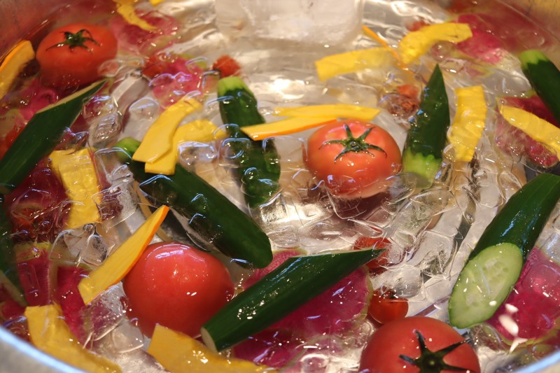 大澤シェフ考案のメニューがその名も「おじいちゃん家の夏休み」　旬野菜を冷水に浮かべそのままの美味しさを楽しめます