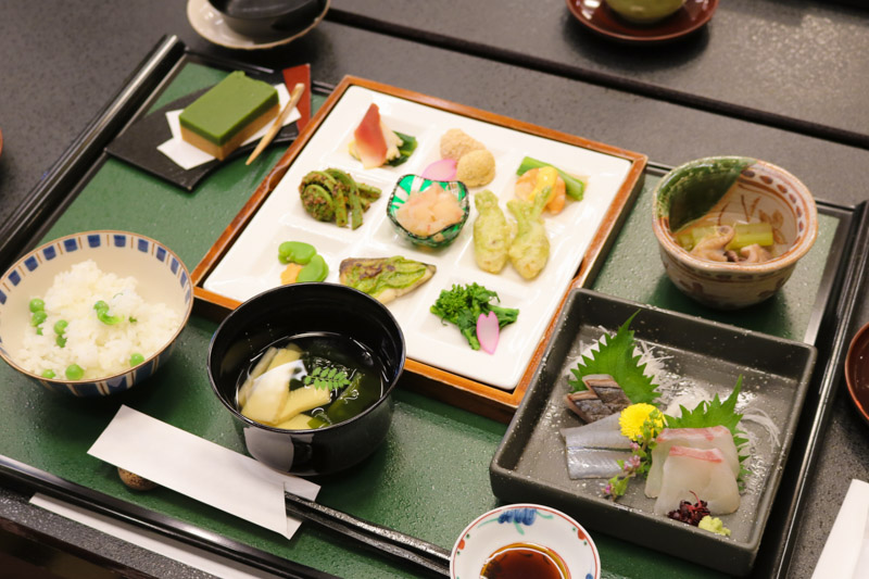 春の食材をふんだんにあしらったお料理は絶品