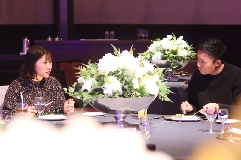 結婚式イメージを話し合いながら試食を召し上がるおふたり