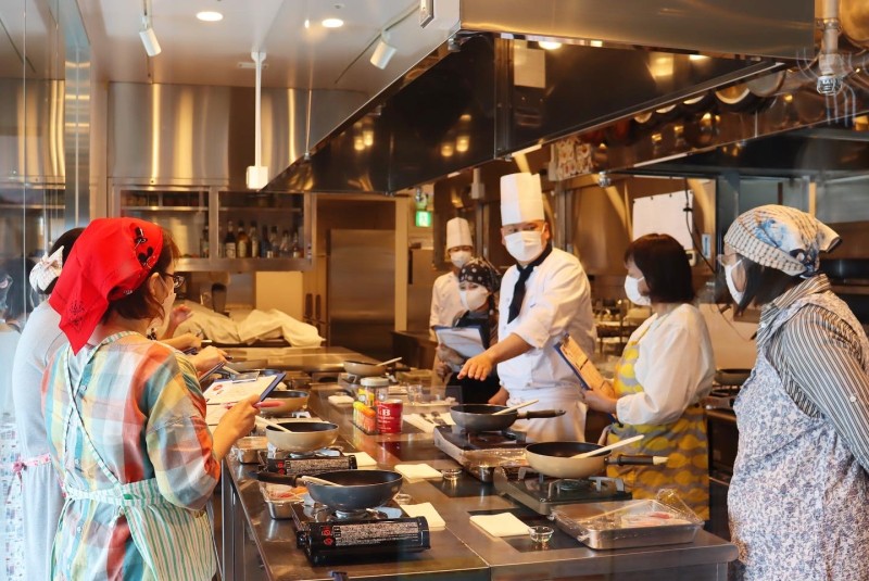 今回の料理教室は説明を聞きながら皆さまにも同時進行で料理を進めていただきます。