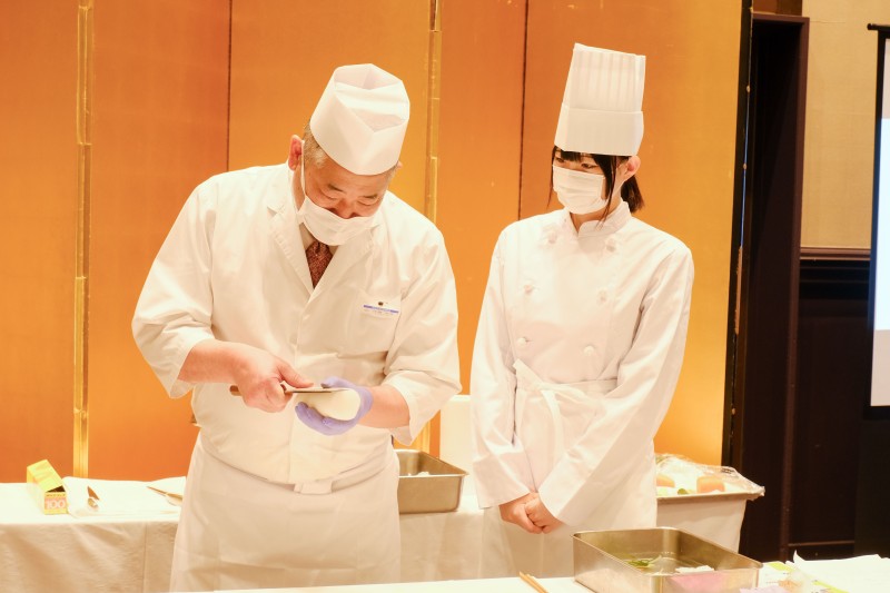 飾り切りを披露する日本料理調理ブース