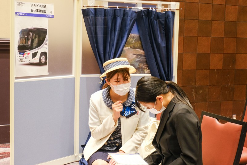 バスガイドから観光案内指導を受けられる