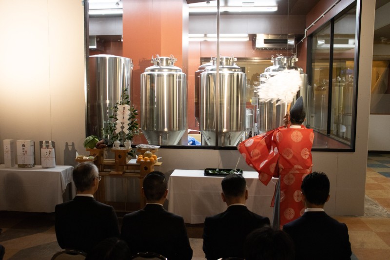 設置されたばかりのタンクも眩しい新醸造所を前に、松本北深志の総鎮守岡宮神社宮司により振るわれる大幣。