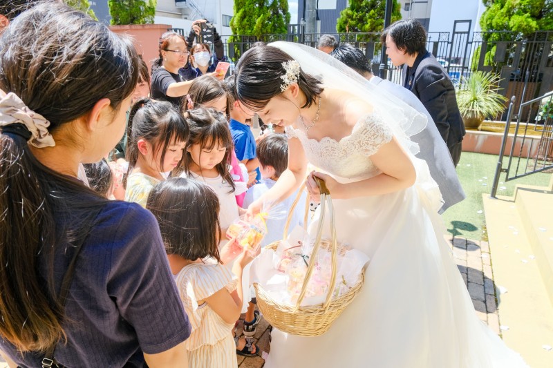 参加してくれたお子様に新郎新婦からお菓子のプレゼント