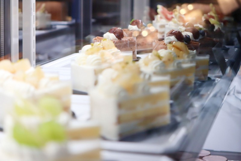 ずらりと並ぶ秋色フルーツのショートケーキ