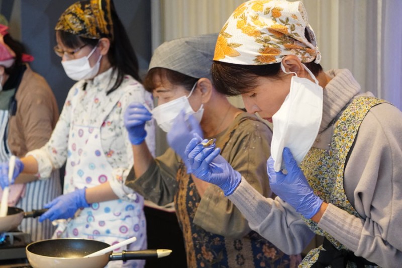 先程作った飴色玉ねぎを入れてしっかり混ぜ合わせたら味見をします 「美味しい！」と大絶賛