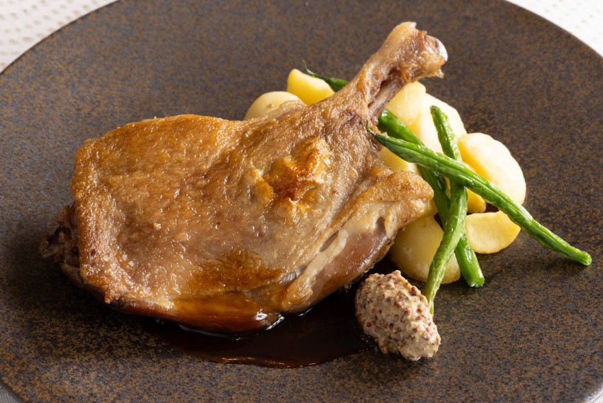 フランス料理 ソルプレーサ　鴨肉のコンフィ