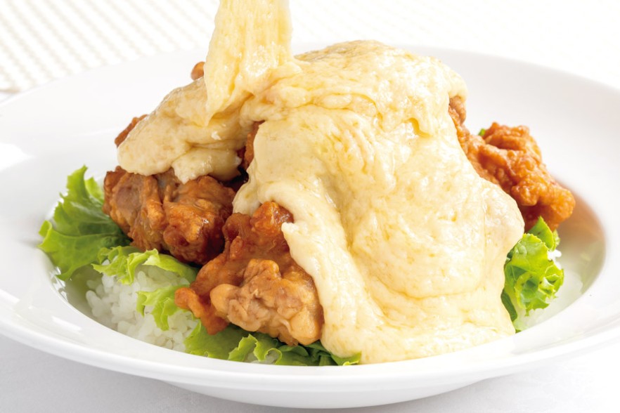 【カフェ＆ダイニング　ラ・カフェテラサ】魅惑のトリプルチーズ唐揚げ丼　￥2,500
