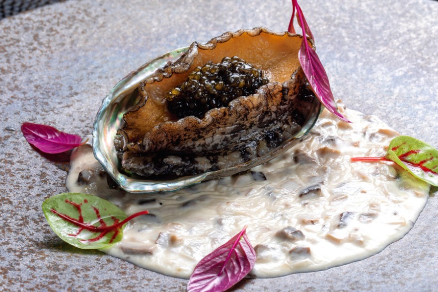 【フランス料理　ソルプレーサ】活〆蝦夷鮑のヴァプールとキャビア 信州産茸のヴァンブランソース　￥9,000
