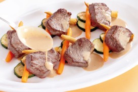 ①牛ロースステーキ　セサミクリームソース