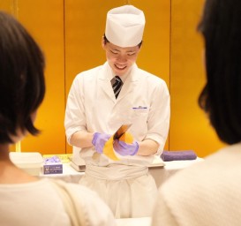 調理部門による飾り切り披露 　目の前で職人技を間近に見ることができ、調理の奥深さに感動の声が上がっていました。