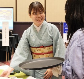日本料理サービス体験 　美しい所作や言葉遣いの体験では、真剣な眼差しでトレイを持つ学生の姿が見られました。