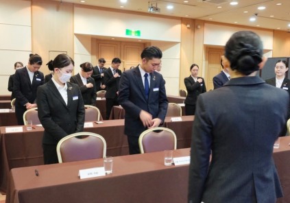 鏡の前でネクタイを整えたり、互いの髪型やジャケットのしわを確認し合ったり…