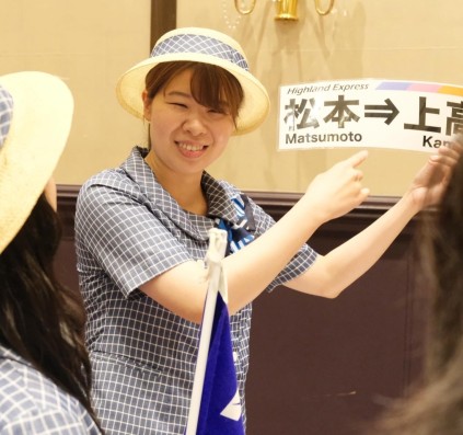 バスガイド案内体験 　実際のマイクを使って観光案内に挑戦。声のトーンや話し方を意識する姿が印象的でした。