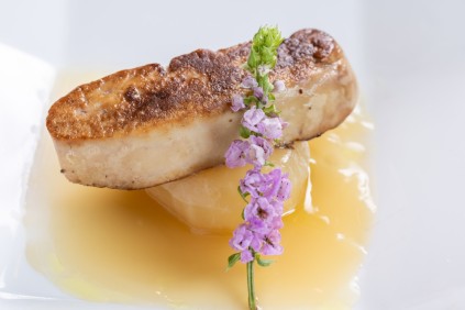 フォアグラとやわらかく煮た蕪のコンソメ煮