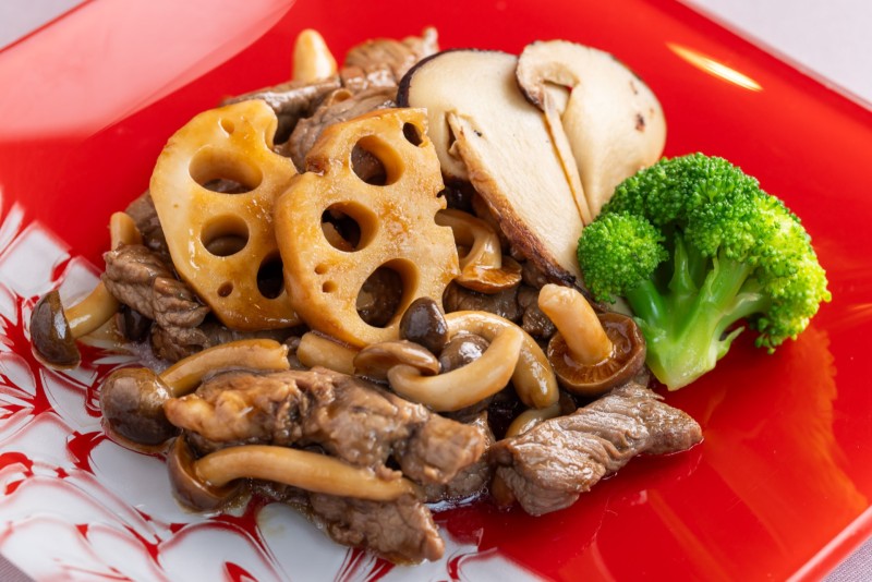 ①牛ヒレ肉と松茸のオイスターソース炒め　￥5,000