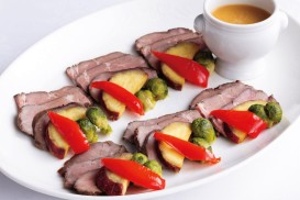 ❶国産牛もも肉のローストビーフ フォンのソース